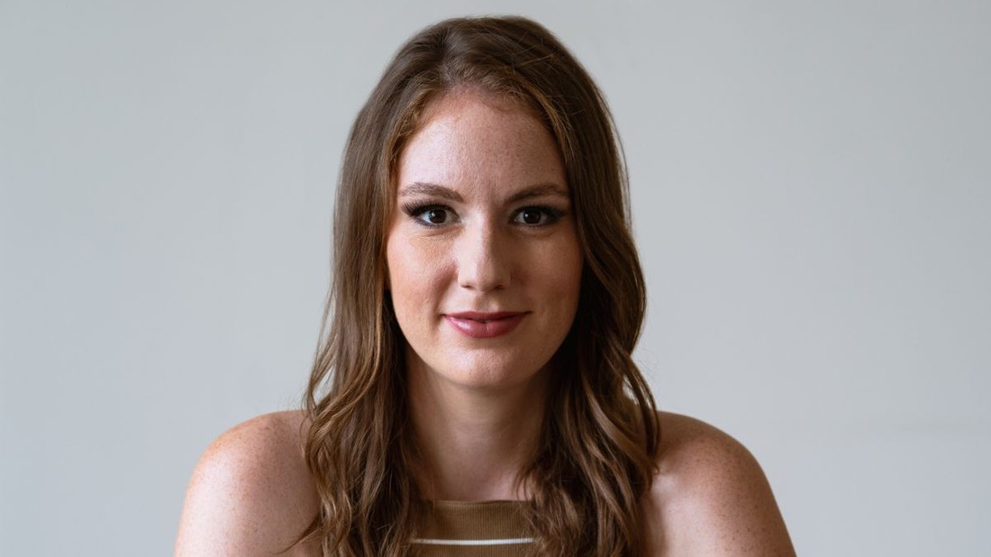 Megjelent Kacsur Adrienn tabudöntögető kötete, a Szexpert