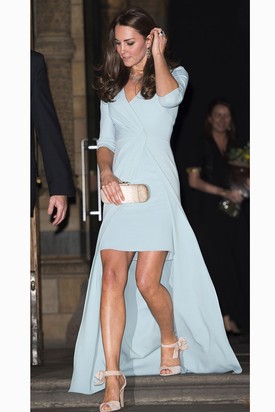 Lehet, hogy Katalin várandós, de ebben az időszakban csak még merészebb lett. Hát micsoda látvány volt részéről, ez a comközépic érő mentaszínű ruha!