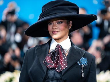 Rihanna vattacukornak öltözött: extrém szettben keltett feltűnést a várandós énekesnő