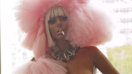 Lady Gaga rózsaszín pulikutyával a fején meztelenkedik