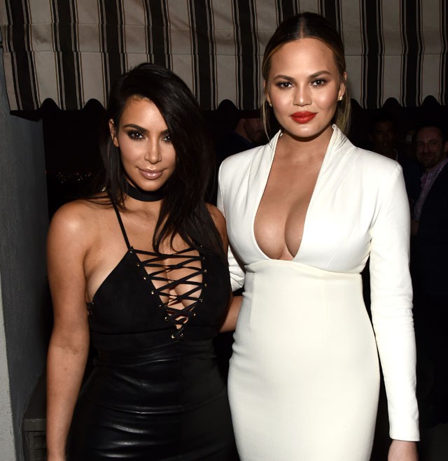 Chrissy Teigen és Kim Kardashian