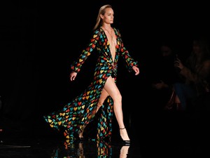 A Versace 20 évvel később újraálmodta Jennifer Lopez legendás meztelenruháját