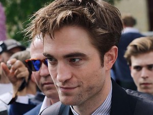 Robert Pattinson szexi vámpírként érkezett a Dior bemutatóra!