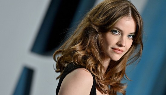 Palvin Barbi derékig érő szőke hajjal tarol Bazzi új videóklipjében