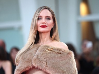 8 felejthetetlen pillanat, amikor Angelina Jolie meztelenruhában perzselte fel a vörös szőnyeget