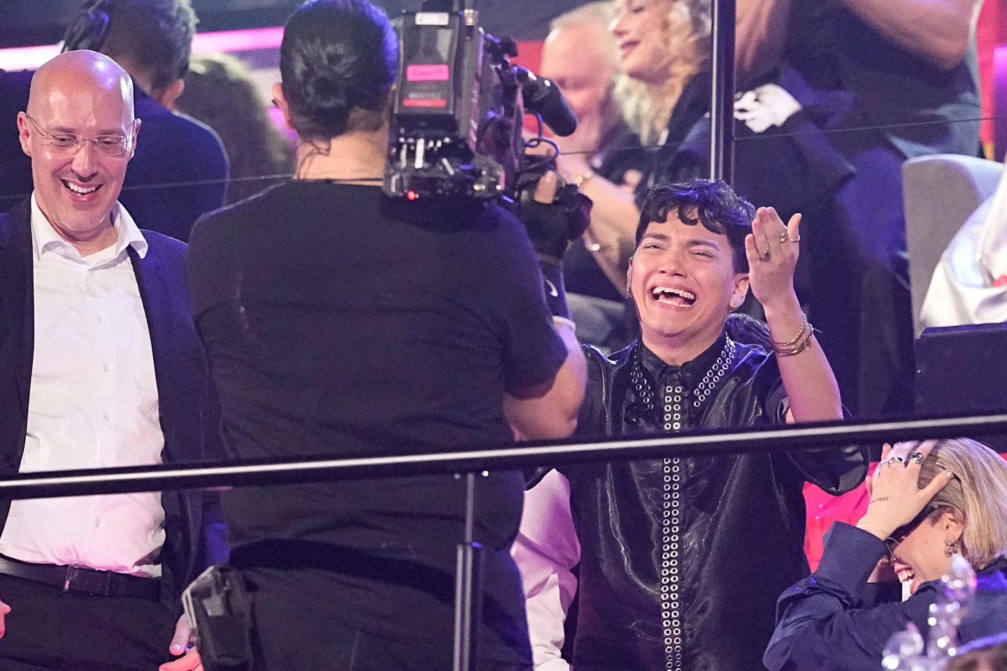 Az Ausztriát képviselő Johannes Pietsch, azaz JJ itt még nem tudja, hogy ő lesz az Eurovíziós Dalfesztivál 2025-ös nyertese, egyszerűen örül annak, hogy újabb 12 pontot kapott a zsűritől