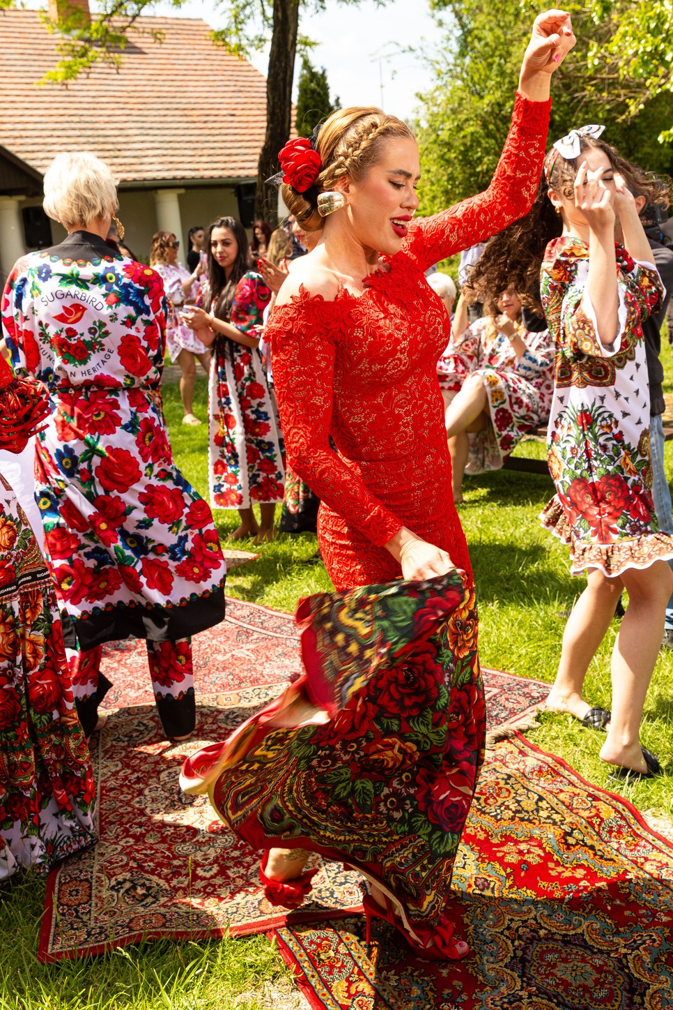 Egy tradicionális cigánytánc pillanata – az előadók Sugarbird ruhákban tisztelegtek a kollekció üzenete előtt
