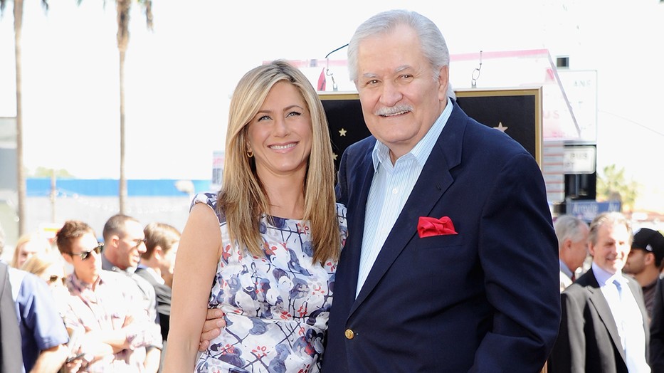  Jennifer Aniston édesapjával, John Anistonnal 2012. február 22-én, amikor Jennifer megkapta a csillagot a hollywoodi hírességek sétányán.