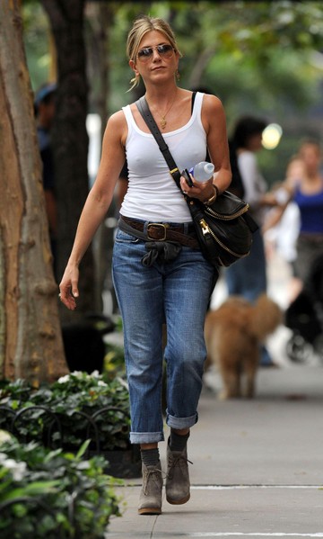 Farmer + fehér trikó, vagyis a lehető legátlagosabb szett, amivel sosem lőhetünk mellé a hétköznapokban. (2011)