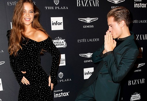 13 fotó Palvin Barbara és Dylan Sprouse párosáról, ahol izzik közöttük a levegő