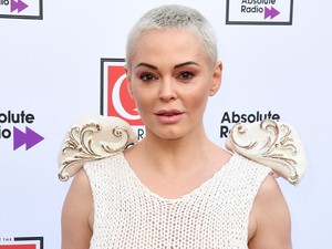 Rose McGowan 46 évesen bevállalja, hogy meztelen a ruha alatt