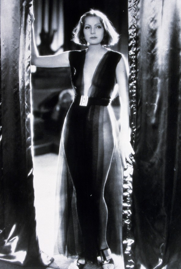 Greta Garbo sem mindig a róla elnevezett magas nyakú pulóvert viselte, filmszerepeiben akár a derékig érő kivágású estélyi ruháktól sem riadt vissza. Az elöl-hátul mélyen dekoltált darabok voltak a "hátul semmi, elöl a táncos" stílus képviselői.