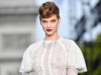 Emlékszel még, amikor Palvin Barbara hófehér meztelenruhában lépett kifutóra? Íme a legkockázatosabb ruhái a karrierje során 