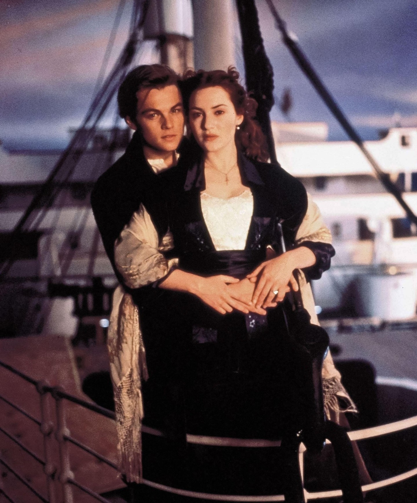 1997: Titanic. Egy monumentális hajó, Jack és Rose halhatatlan szerelme, tragikus igaz történet. Ezek talán azok a szavak, amik elsőre beugranak a film címének hallatán. A Titanic minden idők legtöbb Oscar-díját bezsebelt produkciója: 14 jelölésből 11-et váltott díjra.