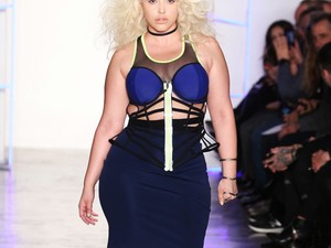 Kivillanó fanszőrzet, modell műlábbal - forradalmárok az aktuális divathéten