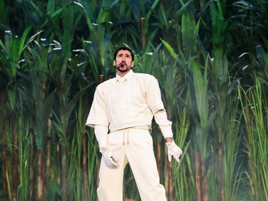 Itt a magyarázat, miért egy egyszerű Zara ruhában jelent meg a Super Bowl abszolút szupersztárja, Bad Bunny