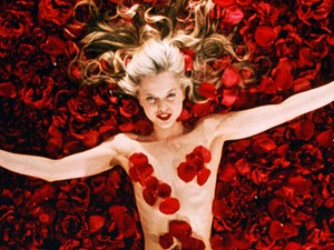 Hoppá! Kiderült, hogy kinek a keze van a 20 évvel ezelőtti sikerfilm híres plakátján