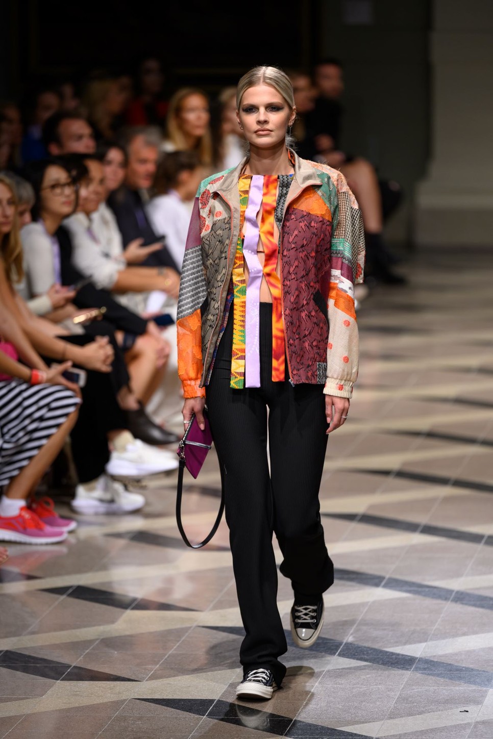 A THEFOUR tervezőpárosa is szívesen párosítja a ruháit az örökzöld Converese tornacipőkkel