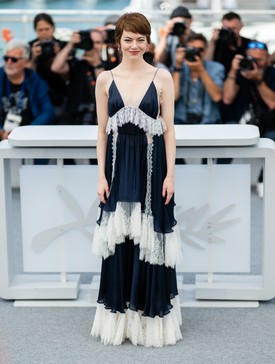 Emma Stone Louis Vuitton ruhája romantikus is, bohókás is, miközben elképesztően izgalmasan játszik a finom határátlépésekkel