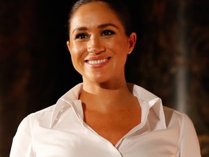 Meghan Markle egy egyszerű fehér ingben és fekete szoknyában is gyönyörű