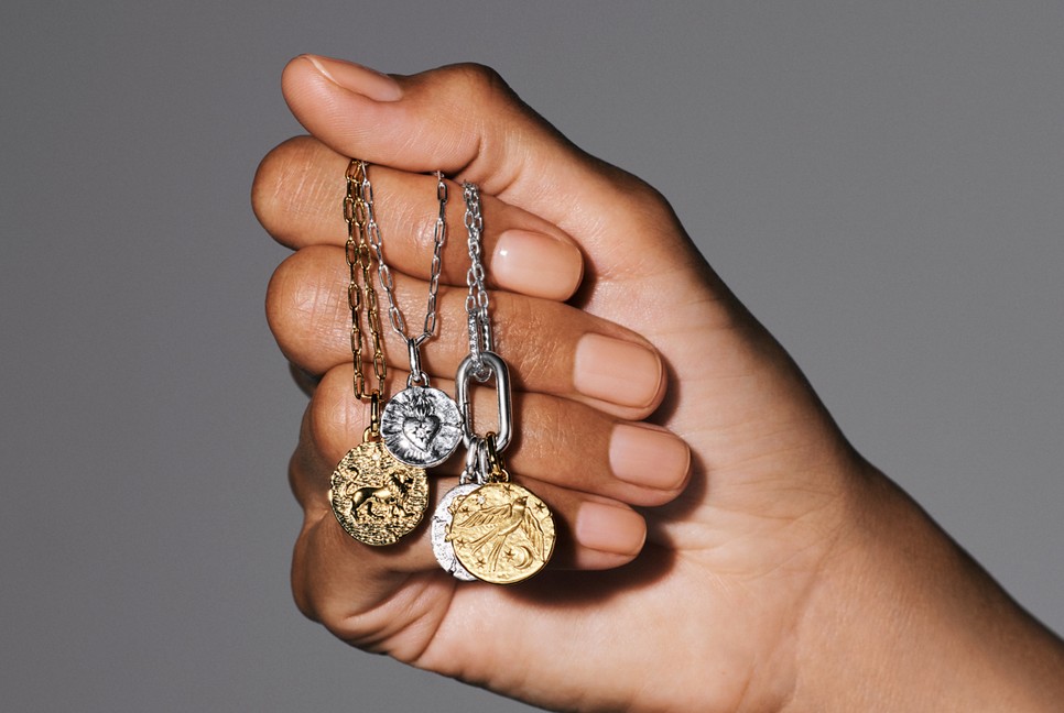 A Pandora Talisman kollekció érmékkel díszített medáljai, ahol a múlt szimbólumai találkoznak a modern önkifejezéssel