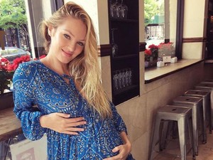 Itt van Candice Swanepoel terhes meztelenkedése is!
