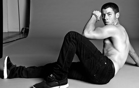 Nick Jonas magához nyúl a Flaunt magazinban