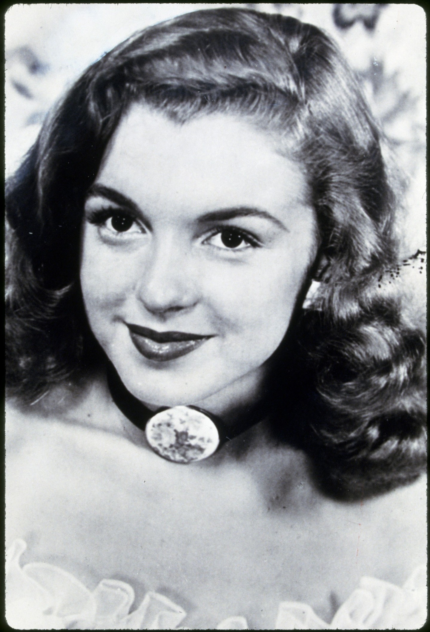 Marilyn Monroe-nak nem adatott meg a boldog gyermekkor: korán állami gondozásba került, később több családnál is megfordult, majd árvaházba került. Végül 16 évesen házasságba menekült. 