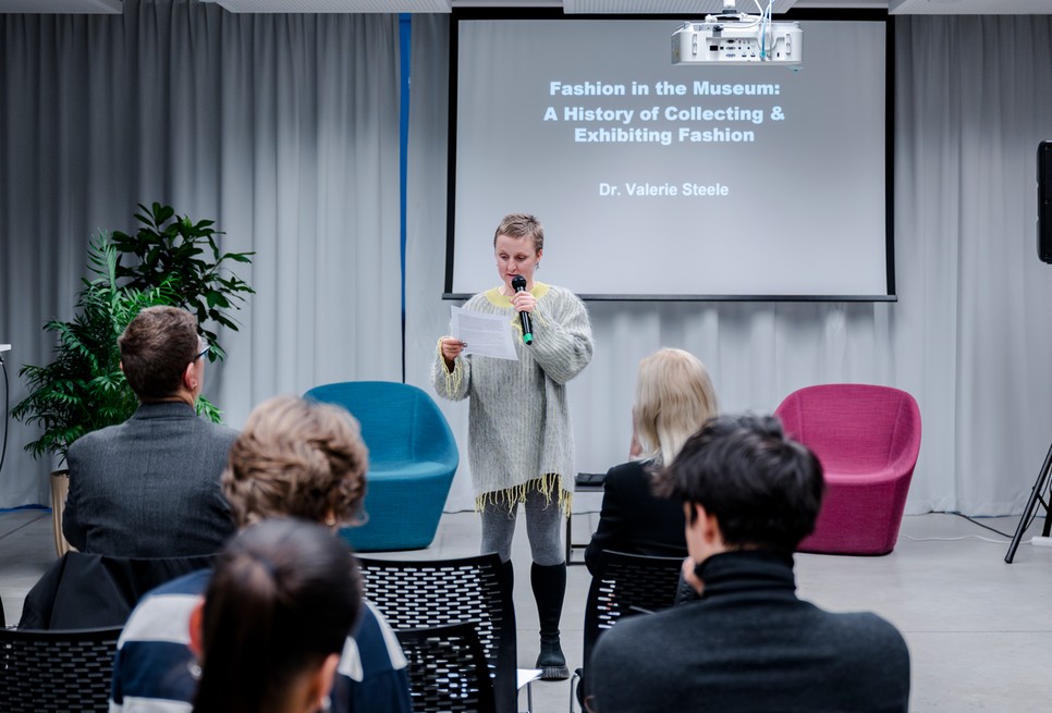 Dr. Valerie Steele a MOME meghívására, dr. Keszeg Anna, a MOME adjunktusa, divatkutató és rendszeres szerzőnk invitálására érkezett Budapestre