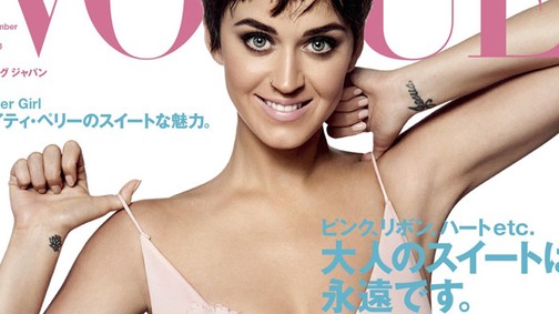 Nyaktól felfelé egy pajkos kisfiú Katy Perry