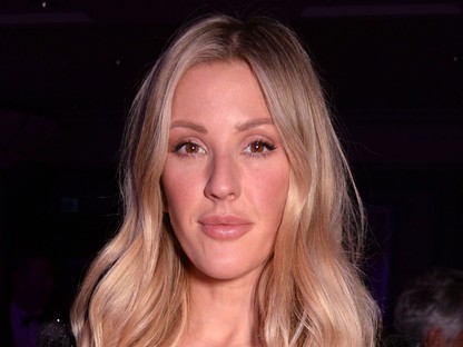 Ellie Goulding olyan kockás hasat villantott, hogy még Jennifer Lopez is csettintene