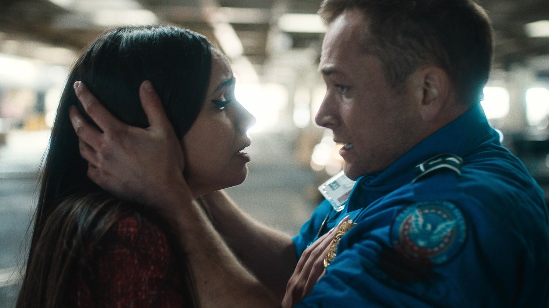 Sofia Carson és Taron Egerton a Kézipoggyászban