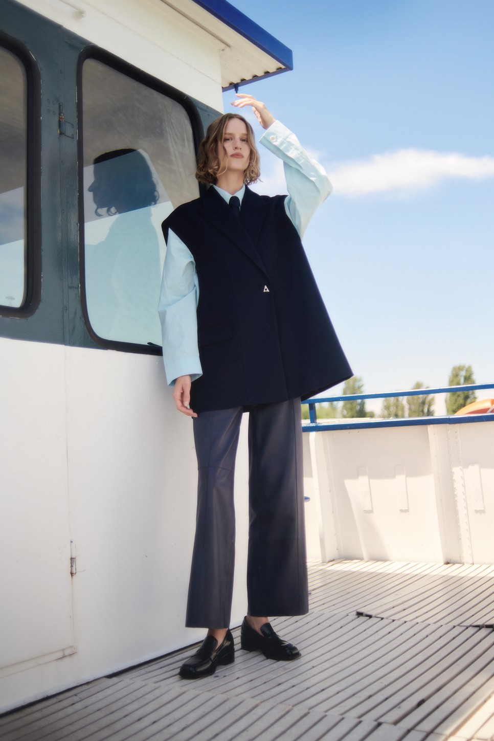 Mellény, ing és nadrág AERON aeron.com, Nyakkendő MASSIMO DUTTI 17 995 Ft, Cipő KAZAR STUDIO eu.kazar.com