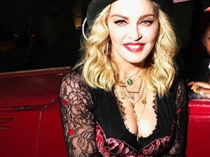 Madonna felismerhetetlen ebben a kendőben... mintha saját maga nagymamája lenne!