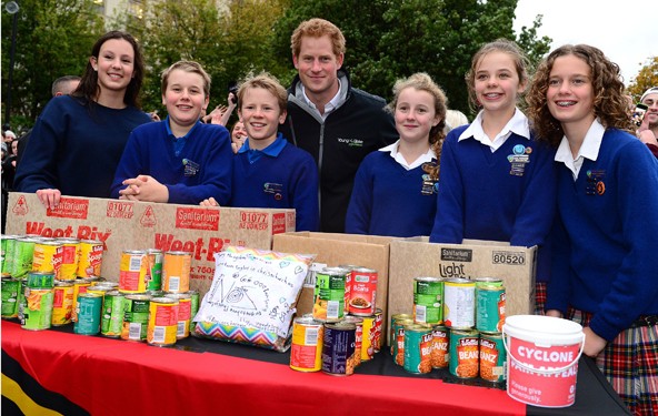 A körút újabb kötelező eleme, Harry jótékonysági vásáron kofának áll.