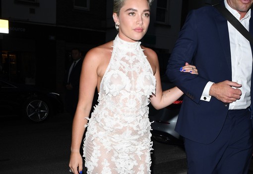 7 pikáns pillanat, amikor Florence Pugh meztelenruhában tündökölt, és csak úgy áradt belőle a felszabadultság