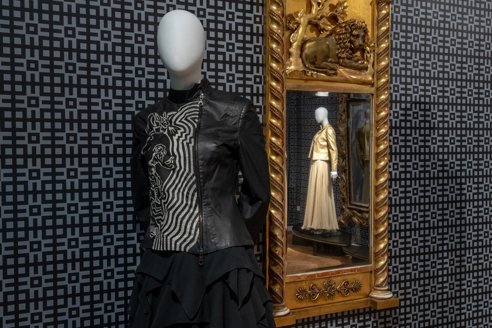 Zoók Kati hosszonnégy ruhája az állandó és időszakos  kiállítás tereiben is látható