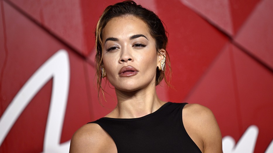 Rita Ora is különleges szettel tarolt a 2023-as The Fashion Awards vörös szőnyegén