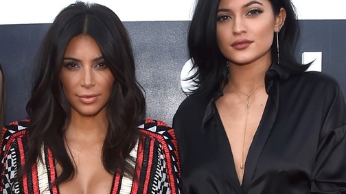 Ez a két sminkes kiköpött hasonmása Kylie Jennernek és Kim Kardashiannak!