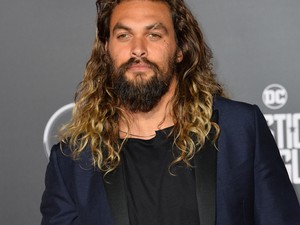 Jason Momoa mellett testőrei és felesége is törpe!