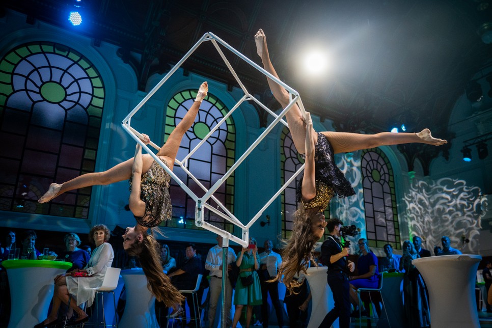 A K7-24 csomagolása egy brit illusztrátor, Jason Brooks munkáját dicséri