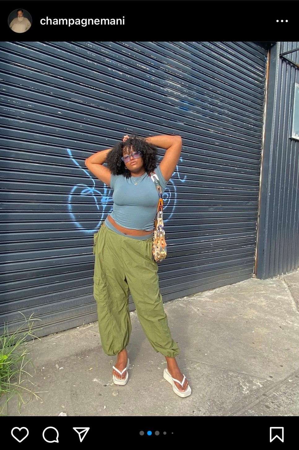 A Baby Tee kötelező párosa a cargo nadrág.