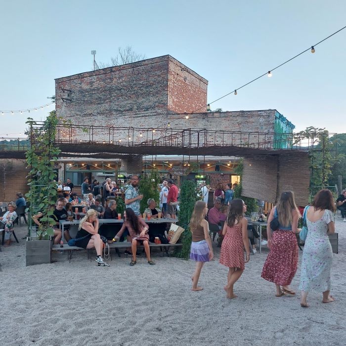 A fesztivál programjai között szerepel irodalom, zene, kreatív workshopok és gyerekprogramok is.