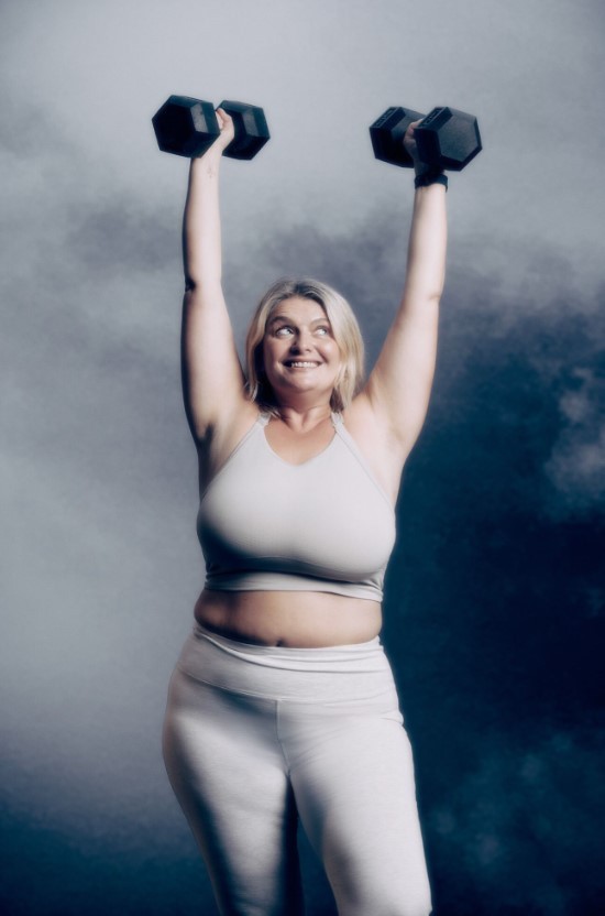 Bryony Gordon brit író, újságíró és mentális egészségügyi aktivista. Hat Sunday Times bestseller könyv szerzője (például Mad Girl és a You Got This)