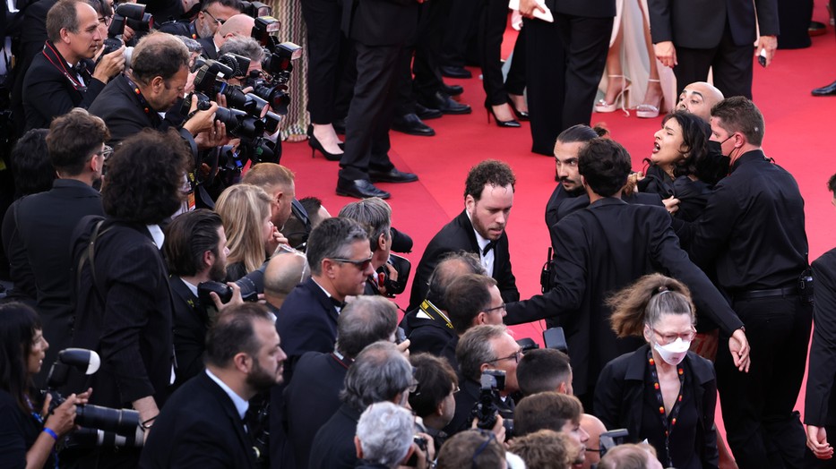 Félmeztelenül tiltakozott egy aktivista az ukrán nők megerőszakolása ellen Cannes-ban