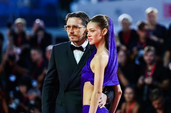Nicola Peltz Beckham élete legmerészebb ruhájában perzselte fel a Velencei Filmfesztivál vörös szőnyegét