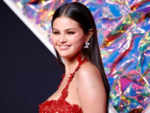 Selena Gomez olyan bókot kapott, amire mindannyian vágyunk
