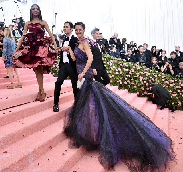 MET gála 2019: Zac Posen Katie Holmes és Jourdan Dunn társaságában