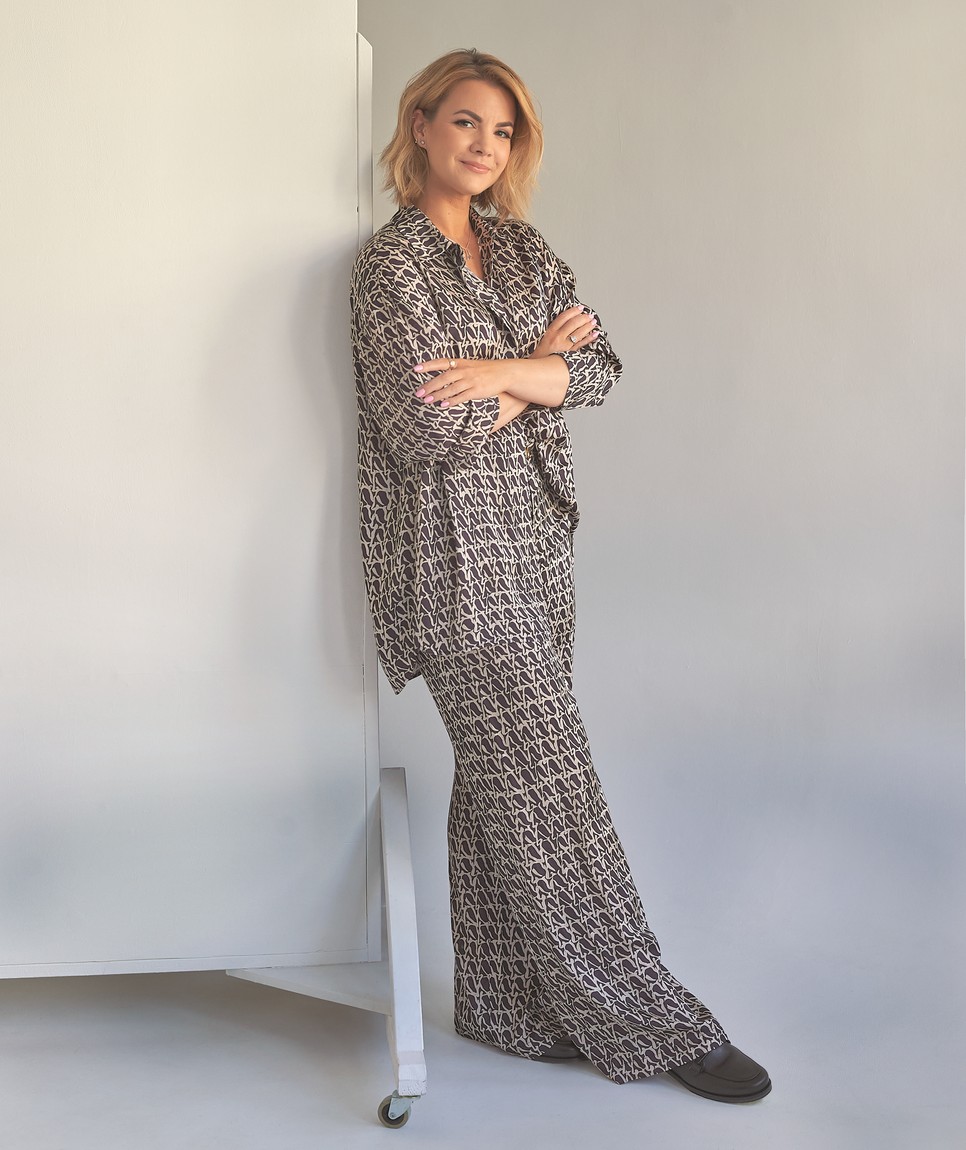 Jakab Zsófia miniszteri biztossal beszélgettünk a magyar divat legújabb eredményeiről - Selyeming, nadrág és ezüst nyaklánc: AERON, Bőrpapucs: HÖGL