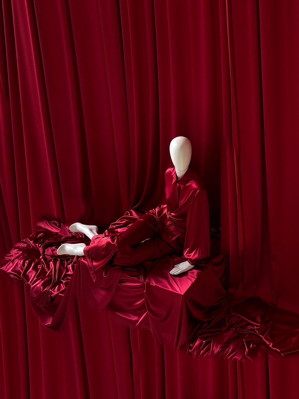 A szenvedély szobra – a vörös textil és a női forma egymásba olvadása érzéki installációvá emeli a divatot